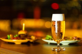 地上40メートルからの夜景とともに楽しめるビアガーデン