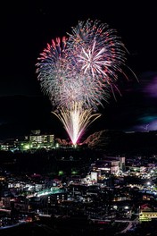 フィナーレに花火が怒涛の勢いで打ち上がるさまは迫力満点だ
