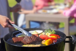 ホテルシェフ厳選の食材をグリルコンロで豪快に焼き上げる、本格的なバーベキューを楽しめる