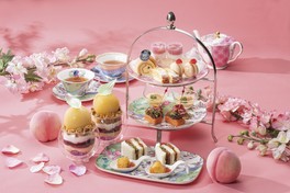 ウェッジウッド「バタフライブルーム」シリーズの茶器で提供される桃尽くしのアフタヌーンティー