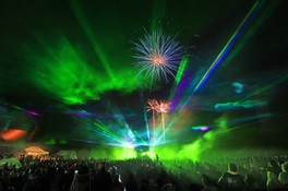 趣向を凝らした演出とともに打ち上がる花火に圧倒されること間違いなし