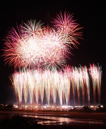 斐伊川上空に花火が打ち上げられる