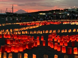 約2000個のキャンドルの温かい光で浜辺が彩られる