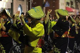 みつぼし踊り大会では、さまざまなチームが倉吉銀座通りいっぱいに並んで踊る