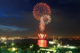 7月から翌年2月まで、短時間の花火が横浜港を彩る
