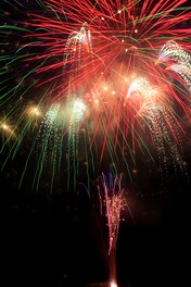美しい自然の中で約700発の花火が夜空を彩る