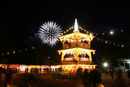 祭りのフィナーレの花火が夜空を美しく照らし出す