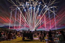 夜空に輝く花火とレーザーの圧巻の演出