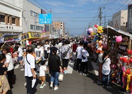 100店を超える屋台がずらりと並ぶ