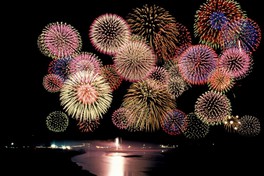 夜空に咲く大型ミュージックスターマインが圧巻のフィナーレを飾る