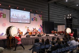 地元の高校生やお笑い芸人などが登場するステージイベント