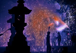 三社神社境内で草花火が打ち上げられる