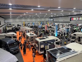 キャンピングカーの最新モデルを展示