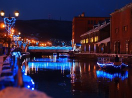 小樽運河が青のイルミネーションで彩られる