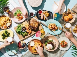 南国ハワイの雰囲気を楽しめる期間限定のビアテラス