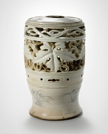 染付鉄砂透彫葡萄文盆台 朝鮮時代　18世紀