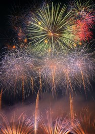3000発の花火が夜空を彩る公徳会夏まつりでは、屋台やステージイベントも行われる
