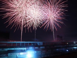 レーシングコースを舞台に3500発の花火が打ち上る