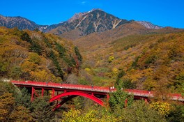 雄大な山々を背景に橋が映える