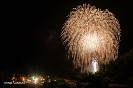 山峡にこだまする4000発の花火の競演