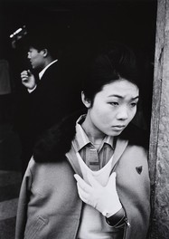 《東京　街》1962年頃（『カメラ毎日』1963年1月号「東京の顔　1ティーン」掲載）
