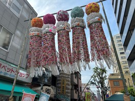 色とりどりの華やかな七夕飾りが通りを彩る