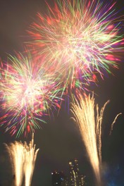 夜空を彩る色鮮やかな大輪の花火