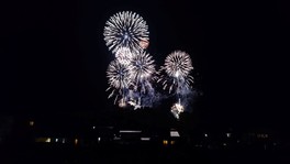 2日間にわたって行われる「とちお祭」のフィナーレを飾る花火を楽しめる