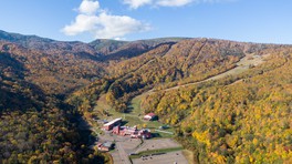 山頂からは紅葉のグラデーションが楽しめる