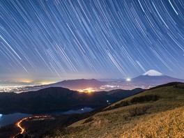 駒ヶ岳山頂から見える星空と富士山