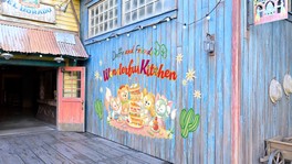 レストランの外側に登場する、ダッフィーたちが力を合わせてパンケーキを作っている様子が描かれたフォトスポット