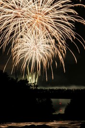 闘竜灘の夜空を彩る大輪の花火