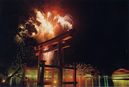 神社と湖のあるロケーションで壮大な花火を観賞できる
