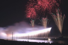 祭り初日の夜空を彩る大迫力の花火ショー