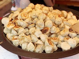 国内外から選び抜かれた30店舗の飲食ブースがそろう