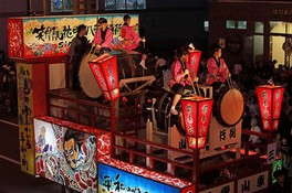 趣向を凝らしたあんどん山車が登場