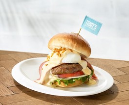 「テディーズ ビガー バーガー」エッグベネディクトバーガー1760円