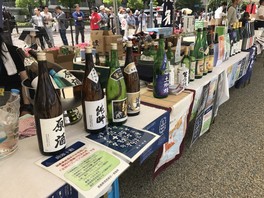 200種以上の日本酒がずらりと並ぶ