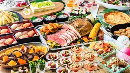 和洋中からデザートまで、豪華で夏らしい料理を心ゆくまで味わえる