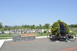 花に囲まれながら日替りでさまざまなイベントが楽しめる