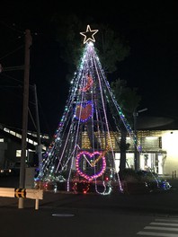 荒木駅前に巨大なクリスマスツリーのイルミネーションが登場