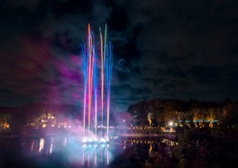 ムーミンバレーパークの湖上花火が夜空を彩る