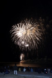 浜辺で間近に楽しむ打ち上げ花火
