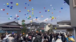 色とりどりのバルーンが夜空に放たれる