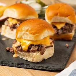 キッチンカーでは、ハンバーガーやマラサダ、ガーリックシュリンプなどのハワイアングルメが楽しめる