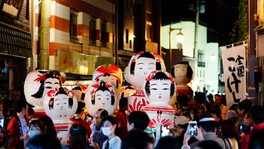 万燈神輿や鳴子踊りの行列が鳴子温泉街をパレードする