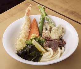 香川県「日の出製麺所」瀬戸内満喫ぶっかけうどん(あつ・ひや)1580円(各日限定数100食)