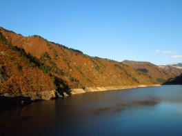 山一面の紅葉が湖面に映し出される