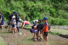 田んぼや沢にはまってしまうことも。長靴や替えの靴などを用しておくと安心だ