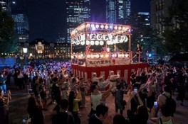 都会の夜を彩る盆踊りのにぎわい